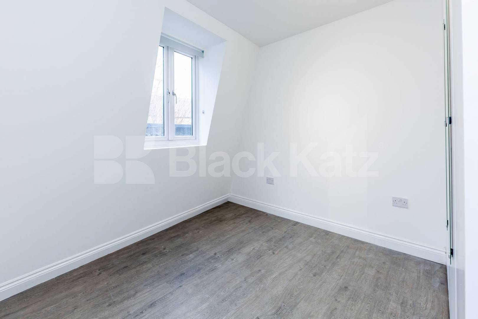 Superb top floor 1 bedroom property with a study  Foulden Road , Stoke Newington 